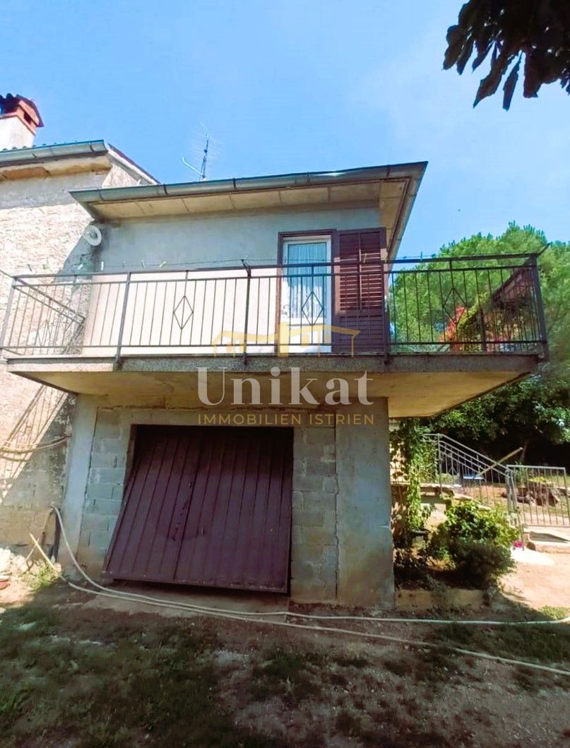 Kamnita dvojna hiša vseljiva, za obnovo